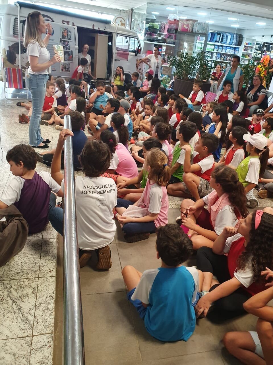 Eco Cooperação e Roda de Leitura realizam ação no mercado Hiper Badotti