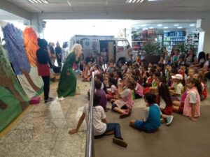 Eco Cooperação e Roda de Leitura realizam ação no mercado Hiper Badotti