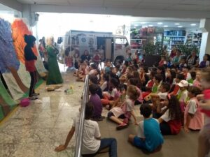 Eco Cooperação e Roda de Leitura realizam ação no mercado Hiper Badotti