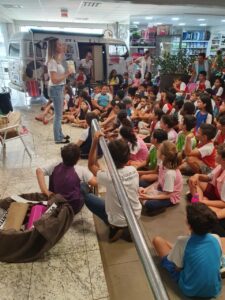 Eco Cooperação e Roda de Leitura realizam ação no mercado Hiper Badotti