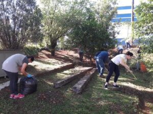 Voluntários executam atividades no Centro de Convivência dos Idosos em Chapecó