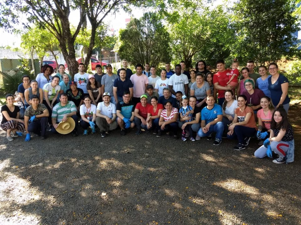 Voluntários executam atividades no Centro de Convivência dos Idosos em Chapecó