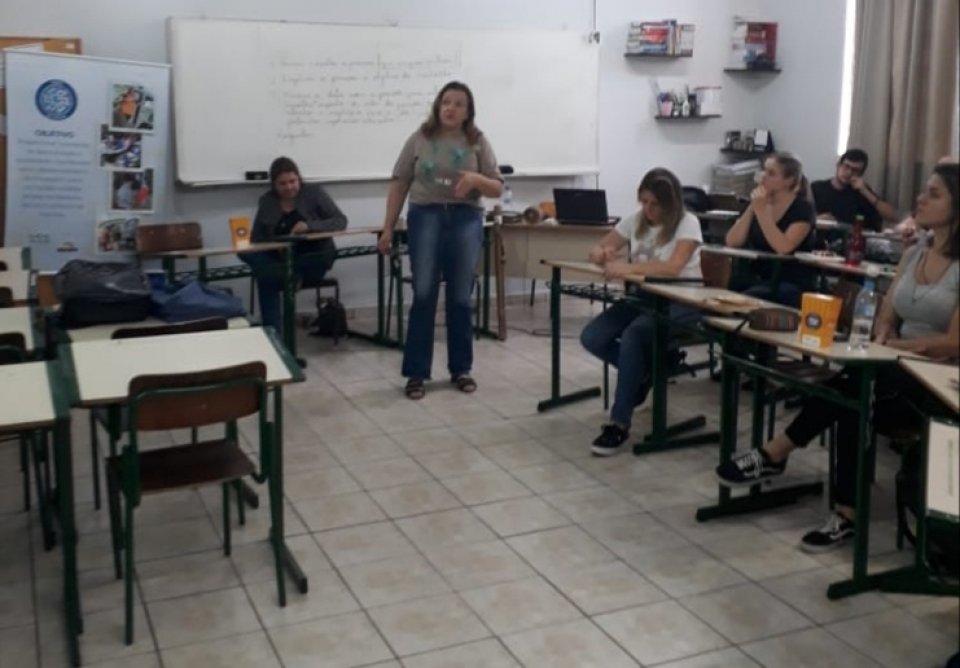 Roda de Leitura ministra curso de Contação de Histórias na E.E.B. Pedro Maciel