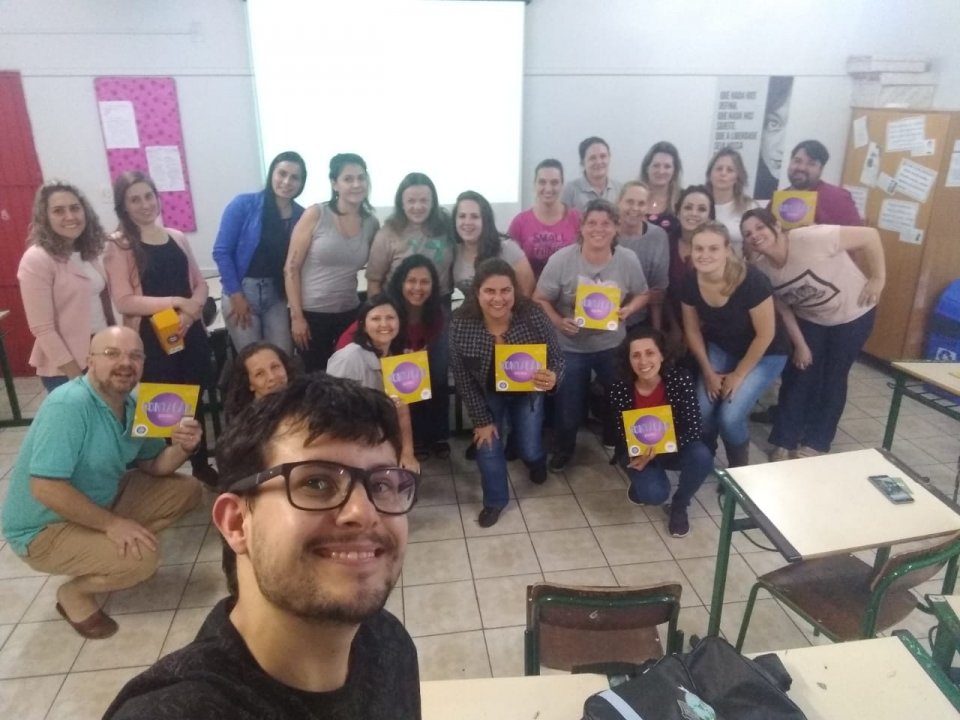 Roda de Leitura ministra curso de Contação de Histórias na E.E.B. Pedro Maciel