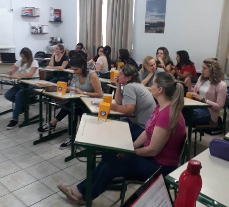 Roda de Leitura ministra curso de Contação de Histórias na E.E.B. Pedro Maciel