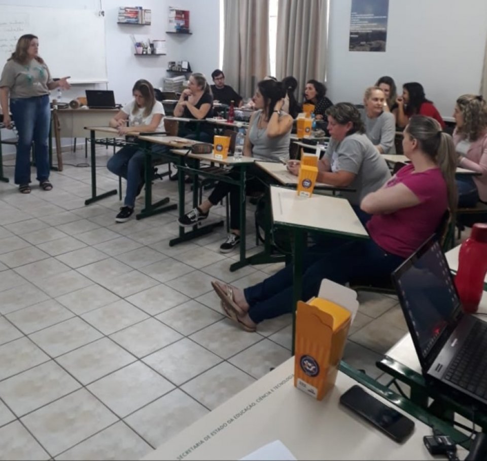 Roda de Leitura ministra curso de Contação de Histórias na E.E.B. Pedro Maciel