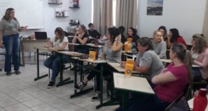 Roda de Leitura ministra curso de Contação de Histórias na E.E.B. Pedro Maciel