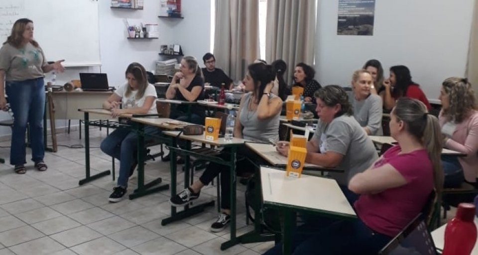 Roda de Leitura ministra curso de Contação de Histórias na E.E.B. Pedro Maciel