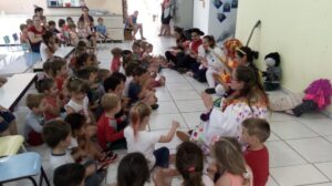 Voluntários realizam atividade na Creche Sonho Feliz em São Miguel do Oeste