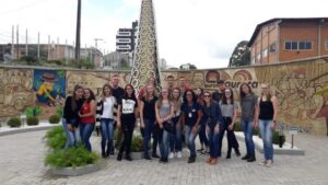 Alunos do projeto Liderança Comunitária conhecem a Fundação Aury Luiz Bodanese