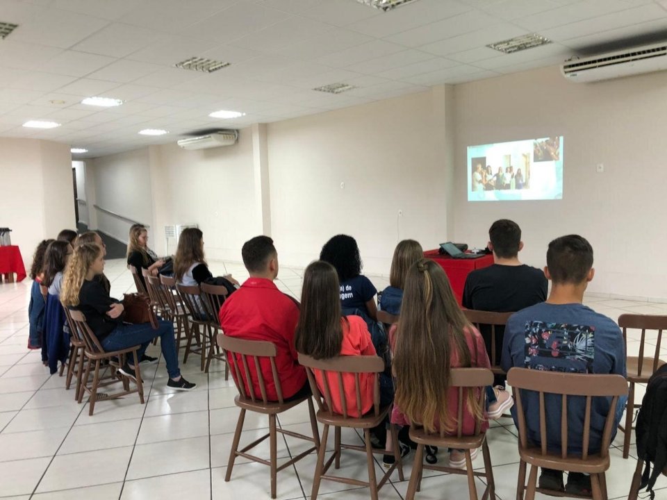 Alunos do projeto Liderança Comunitária conhecem a Fundação Aury Luiz Bodanese