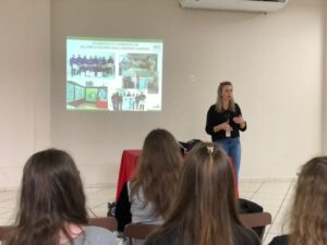 Alunos do projeto Liderança Comunitária conhecem a Fundação Aury Luiz Bodanese