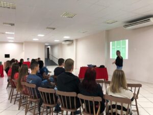 Alunos do projeto Liderança Comunitária conhecem a Fundação Aury Luiz Bodanese