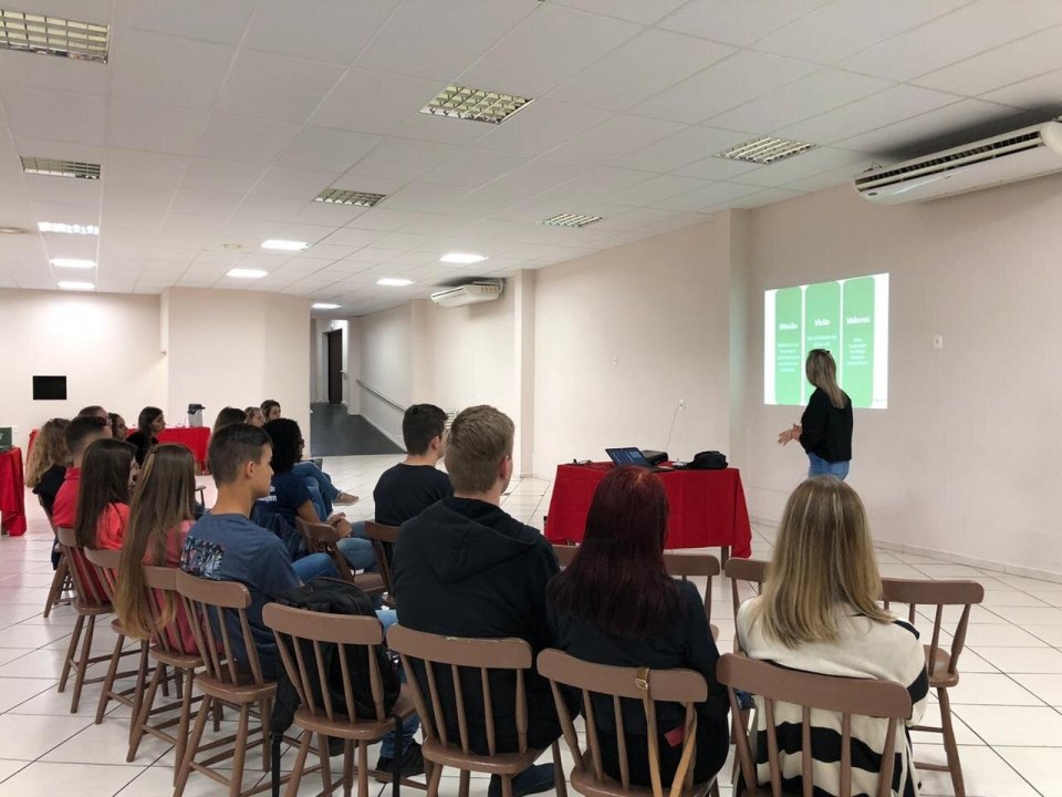 Alunos do projeto Liderança Comunitária conhecem a Fundação Aury Luiz Bodanese