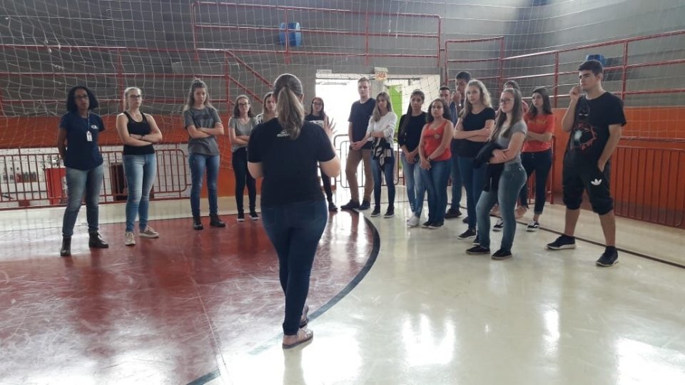 Alunos do projeto Liderança Comunitária conhecem a Fundação Aury Luiz Bodanese