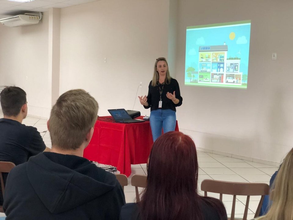 Alunos do projeto Liderança Comunitária conhecem a Fundação Aury Luiz Bodanese