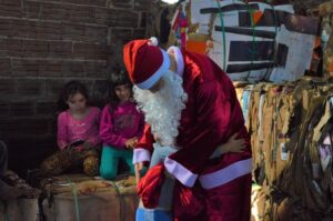 Brinquedos arrecadados na Mostra Cultural da FALB são entregues para mais de 170 crianças