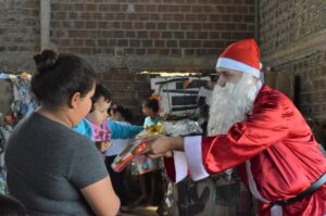 Brinquedos arrecadados na Mostra Cultural da FALB são entregues para mais de 170 crianças