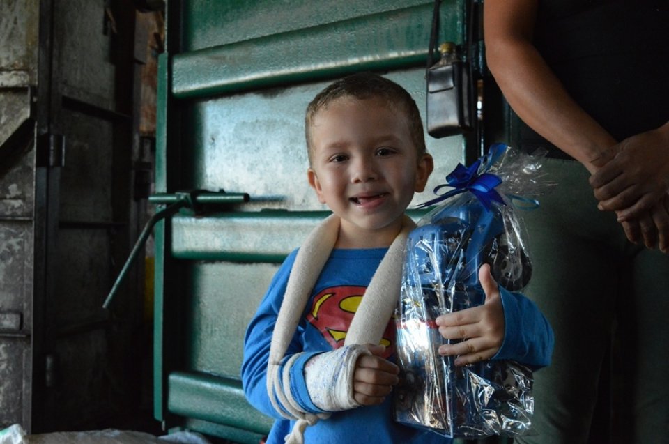 Brinquedos arrecadados na Mostra Cultural da FALB são entregues para mais de 170 crianças