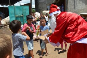 Brinquedos arrecadados na Mostra Cultural da FALB são entregues para mais de 170 crianças