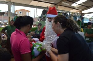 Brinquedos arrecadados na Mostra Cultural da FALB são entregues para mais de 170 crianças