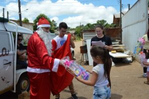 Brinquedos arrecadados na Mostra Cultural da FALB são entregues para mais de 170 crianças