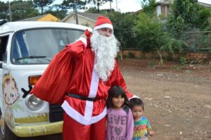 Brinquedos arrecadados na Mostra Cultural da FALB são entregues para mais de 170 crianças