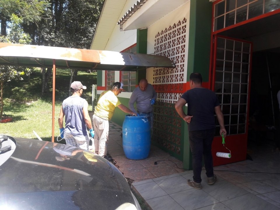 Voluntários das unidades de Chapecó e Guatambu realizam atividades em escola