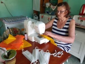 Voluntários de Abelardo Luz doam tecido para confecção de máscaras