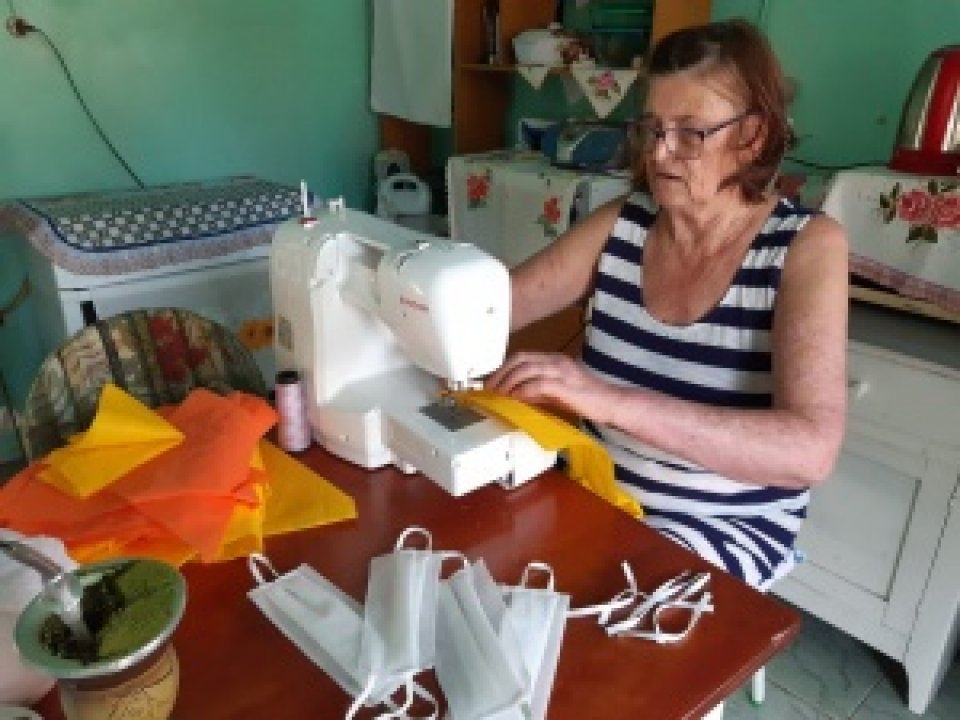 Voluntários de Abelardo Luz doam tecido para confecção de máscaras