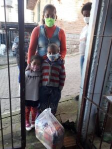 FALB e filial de vendas da Aurora doam alimentos para creche em Porto Alegre