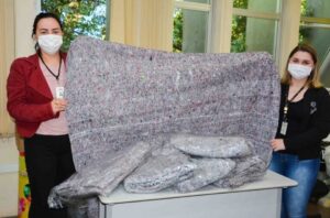 Campanha Meias do Bem da FALB recebe 40 cobertores para doação