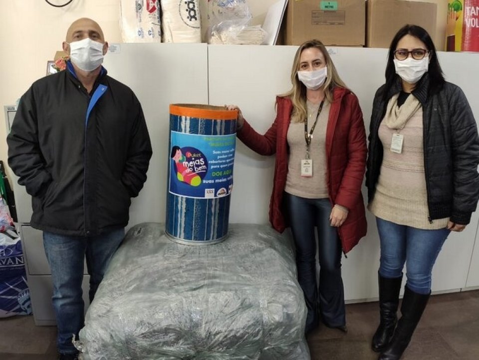 Campanha Meias do Bem da FALB recebe 40 cobertores para doação