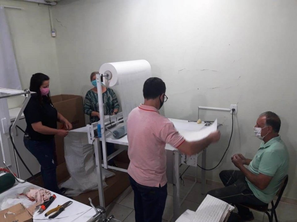 Voluntários de Xaxim confeccionam fraldas para a APAE do município