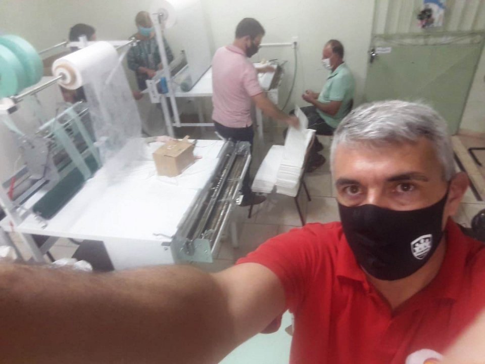 Voluntários de Xaxim confeccionam fraldas para a APAE do município