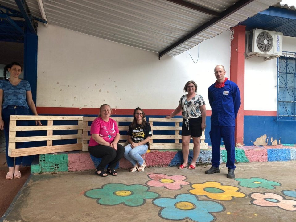Voluntários confeccionam porta-livros para escola de Cunha Porã