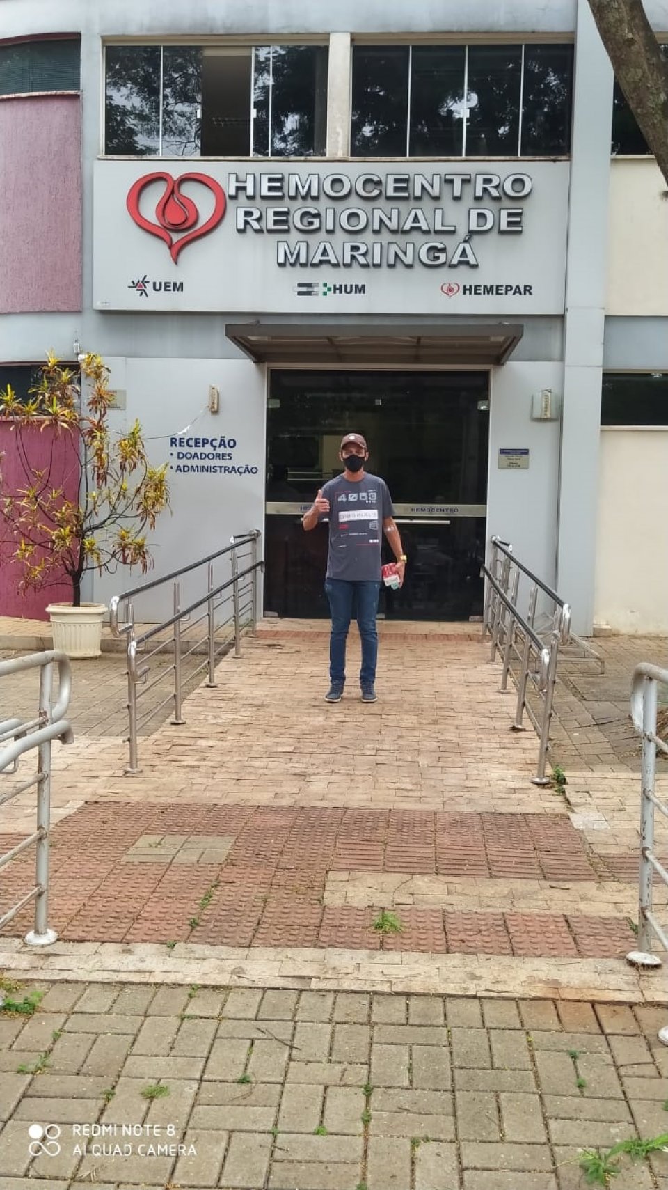 Voluntários de Mandaguari doam sangue no Hemocentro de Maringá