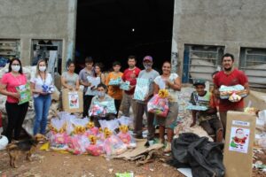 FALB doa cestas básicas para 27 famílias de Associações de Catadores de Chapecó (SC)