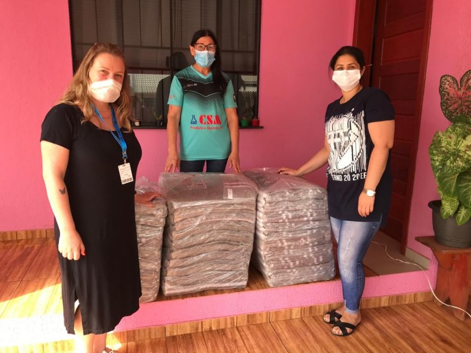 Incubatório Chapecó recebe cobertores para doação