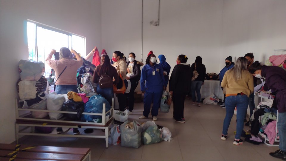Voluntários de Chapecó (SC) e Guatambu (SC) se mobilizam em campanha de doação de roupas