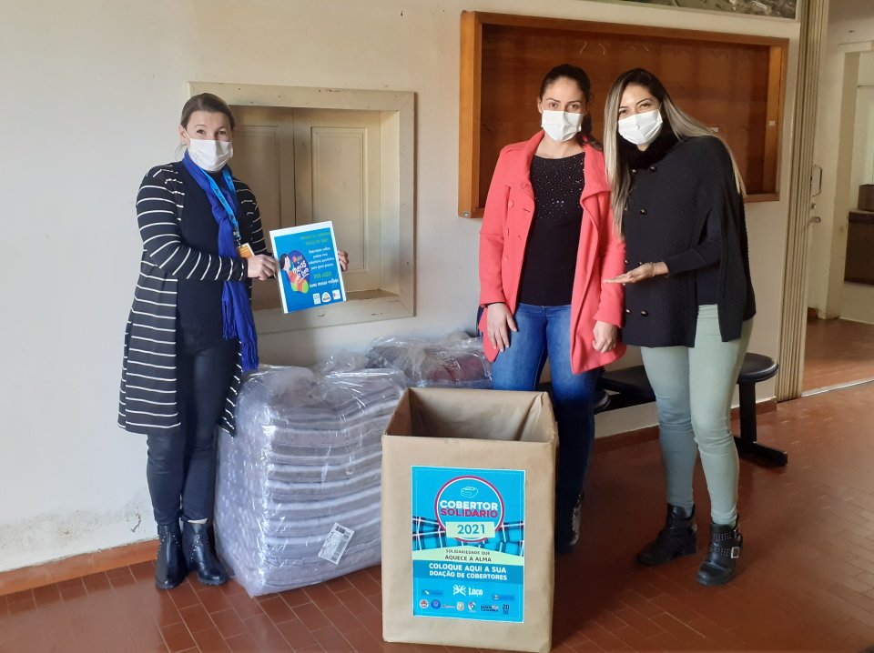 FALB e voluntários encaminham 150 cobertores para comunidade