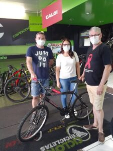 Grupo Afeto e FALB doam bicicleta para trabalhador de Chapecó (SC)