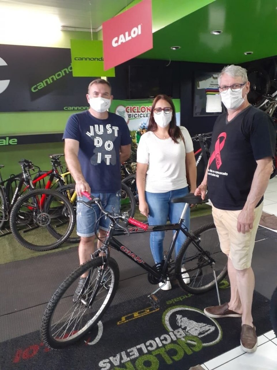 Grupo Afeto e FALB doam bicicleta para trabalhador de Chapecó (SC)