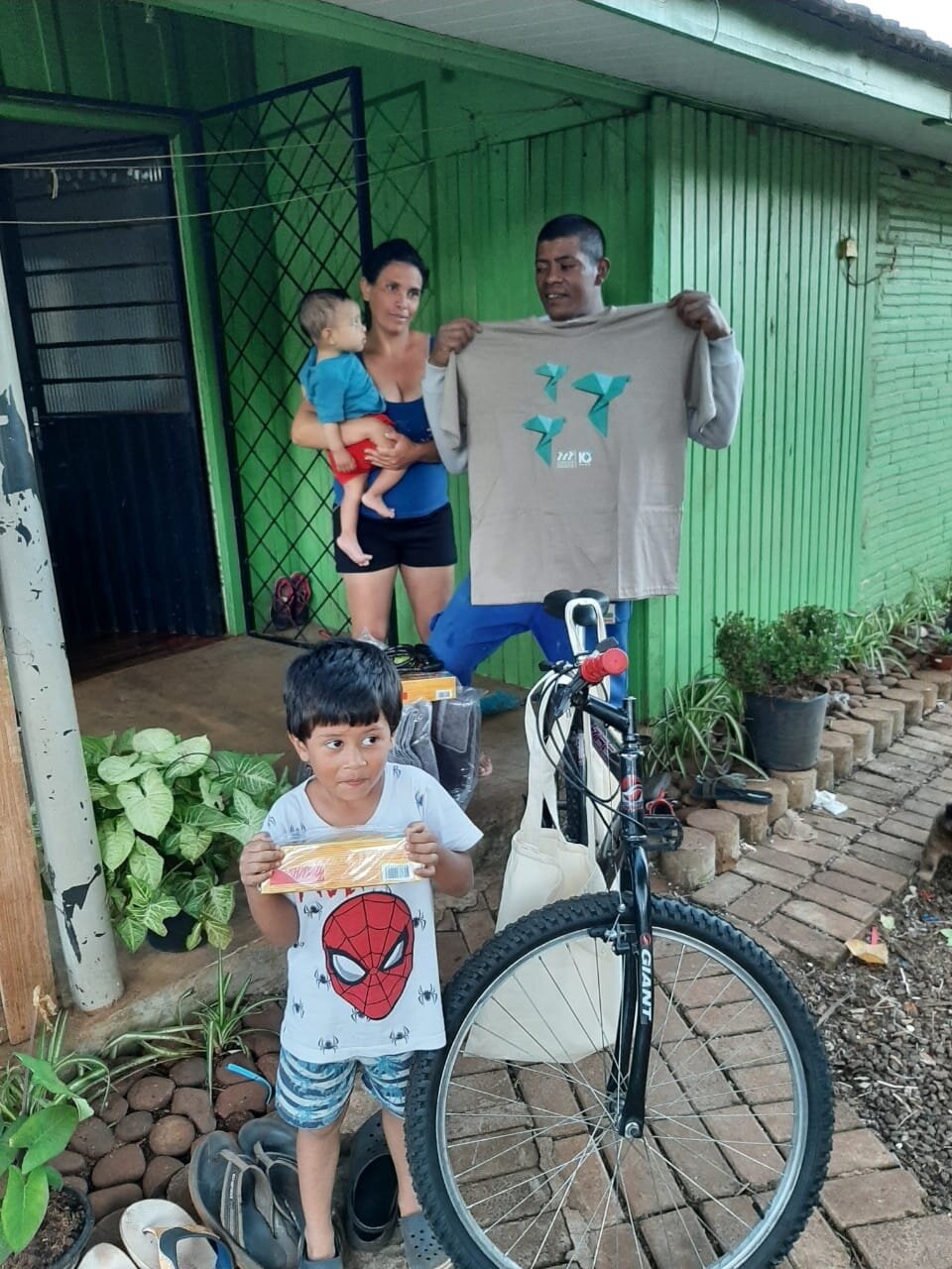 Grupo Afeto e FALB doam bicicleta para trabalhador de Chapecó (SC)