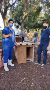 Voluntários de Xaxim (SC) auxiliam na confecção de casinhas para animais de rua