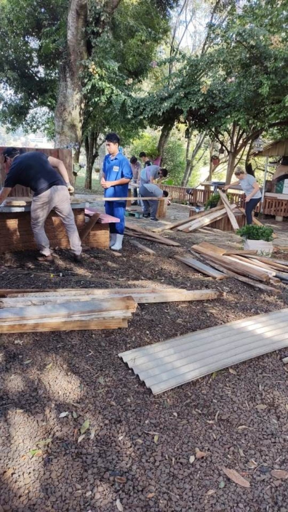 Voluntários de Xaxim (SC) auxiliam na confecção de casinhas para animais de rua