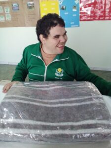 Educandos da APAE de Xaxim (SC) recebem cobertores de voluntários da FALB
