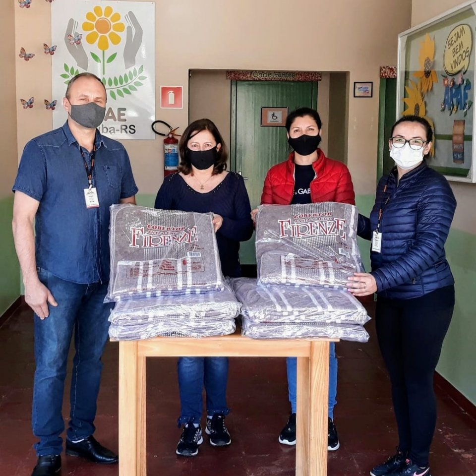 Voluntários de Aratiba doam cobertores para APAE