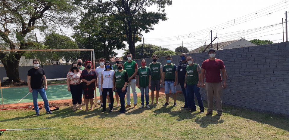 Voluntários de Mandaguari (PR) participam de revitalização de escolas municipais
