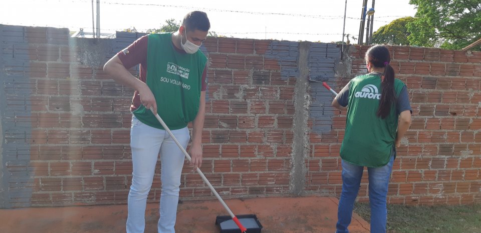 Voluntários de Mandaguari (PR) participam de revitalização de escolas municipais